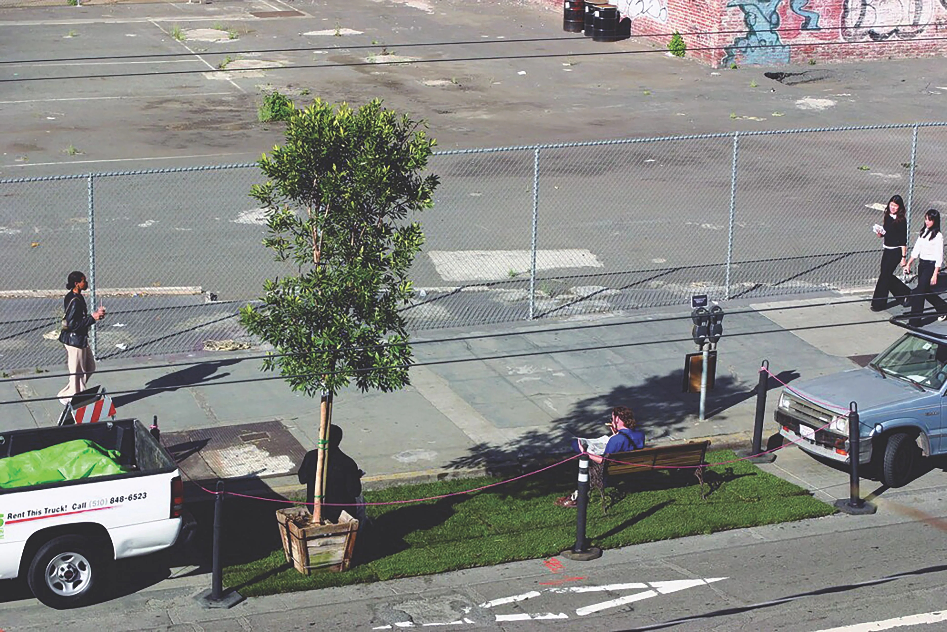 První Parklet v San Francisku 2005 iniciovala kolektiv Rebar.